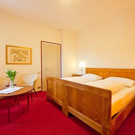 Elefant Hotel Ora / Auer