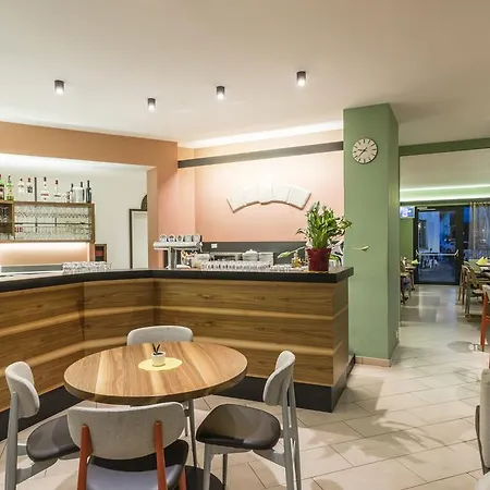 Elefant Hotel Ora / Auer