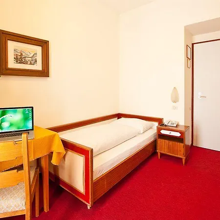 Hotel Elefant Ora / Auer